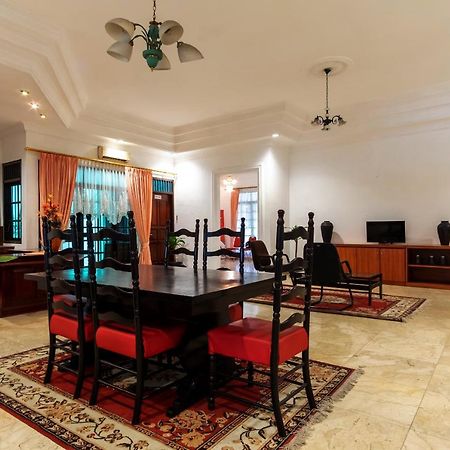 Отель Oyo Living 2843 Raz House Syariah Медан Экстерьер фото