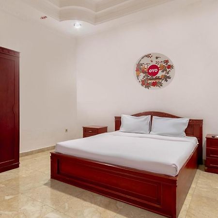 Отель Oyo Living 2843 Raz House Syariah Медан Экстерьер фото