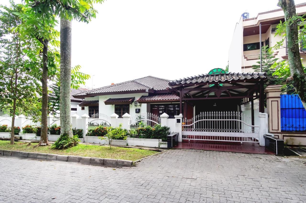 Отель Oyo Living 2843 Raz House Syariah Медан Экстерьер фото