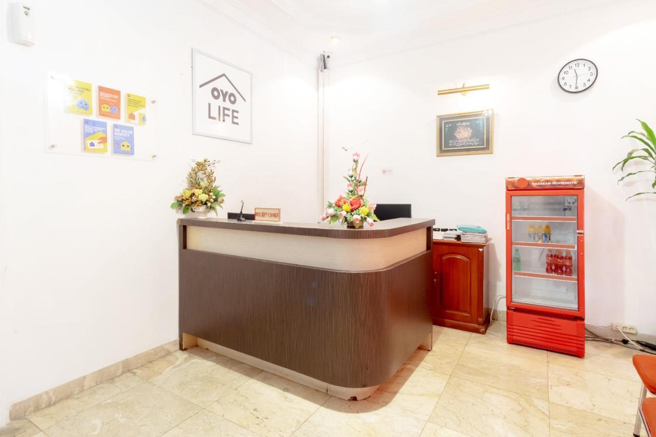 Отель Oyo Living 2843 Raz House Syariah Медан Экстерьер фото