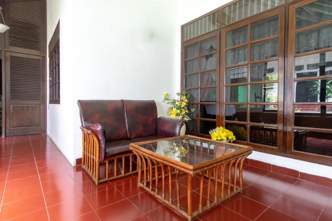 Отель Oyo Living 2843 Raz House Syariah Медан Экстерьер фото