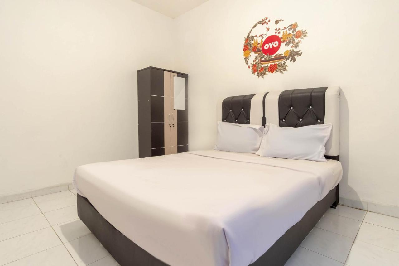 Отель Oyo Living 2843 Raz House Syariah Медан Экстерьер фото