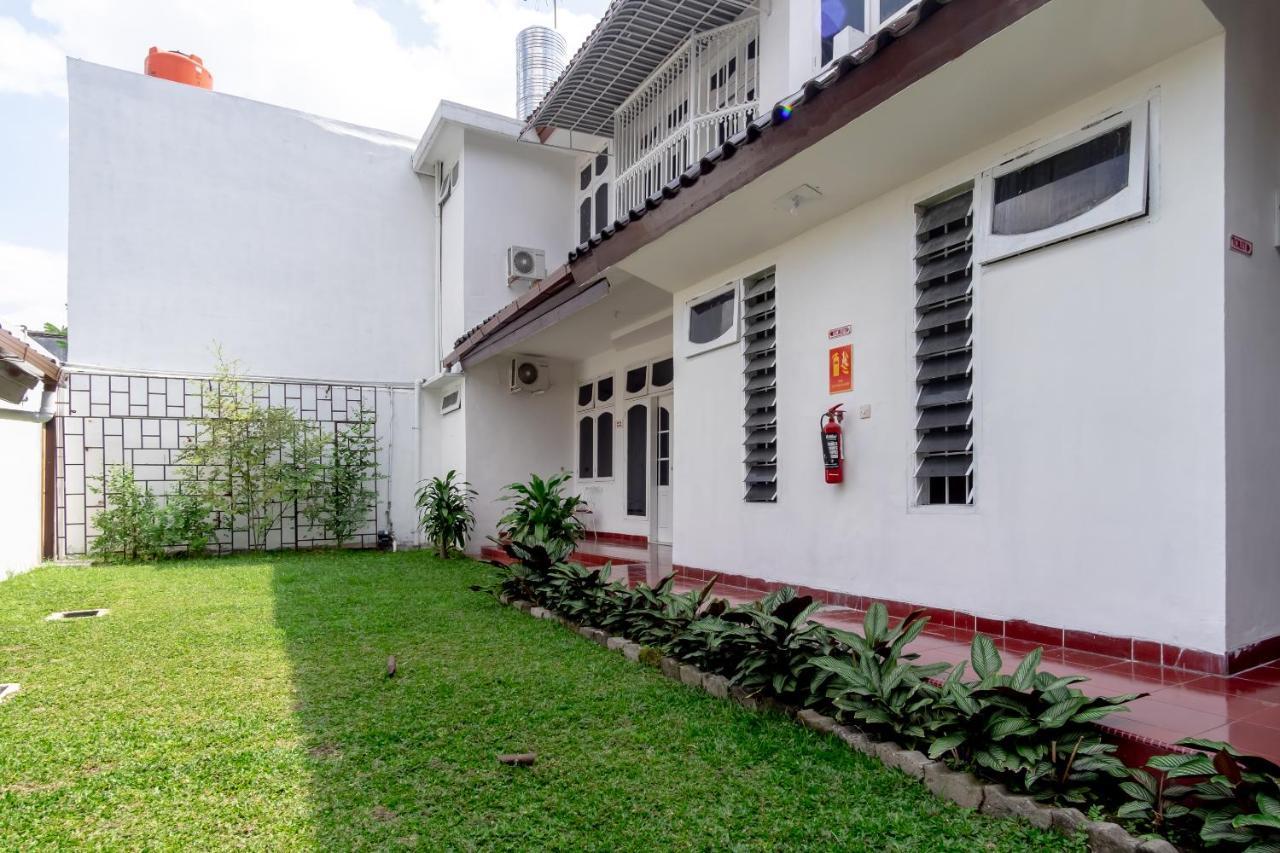 Отель Oyo Living 2843 Raz House Syariah Медан Экстерьер фото