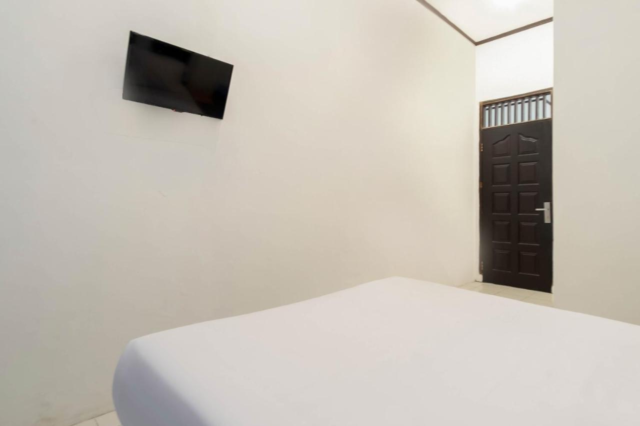 Отель Oyo Living 2843 Raz House Syariah Медан Экстерьер фото