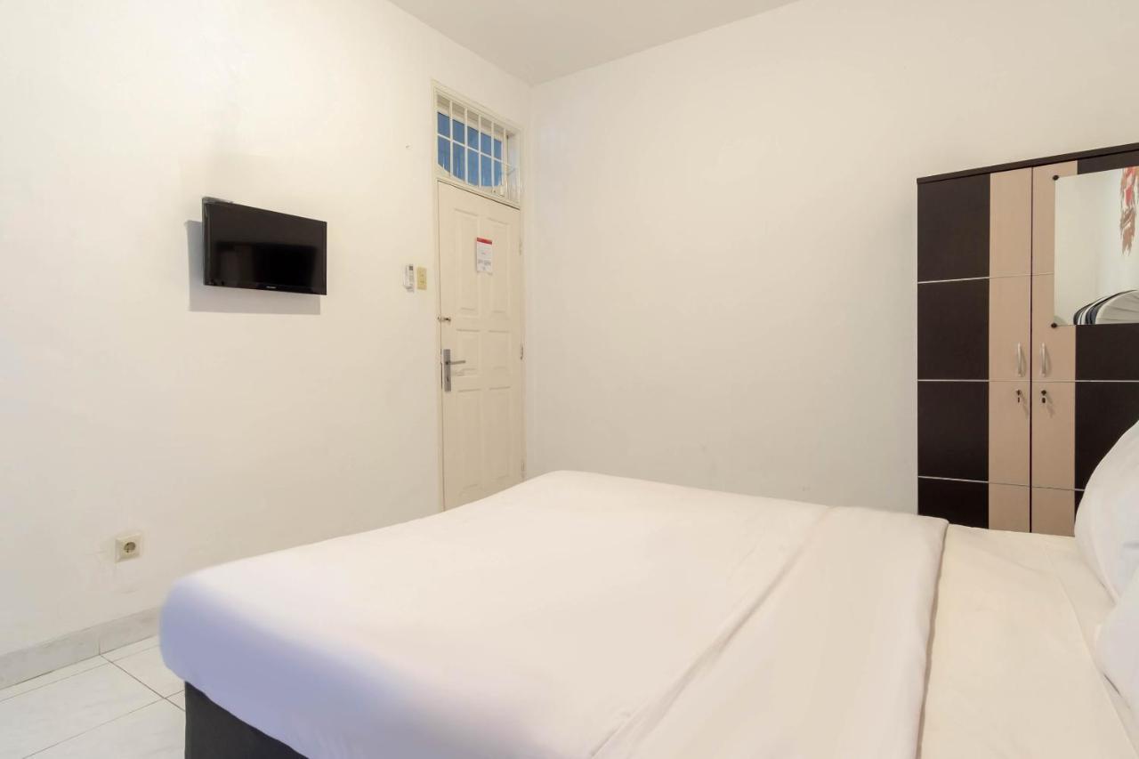 Отель Oyo Living 2843 Raz House Syariah Медан Экстерьер фото