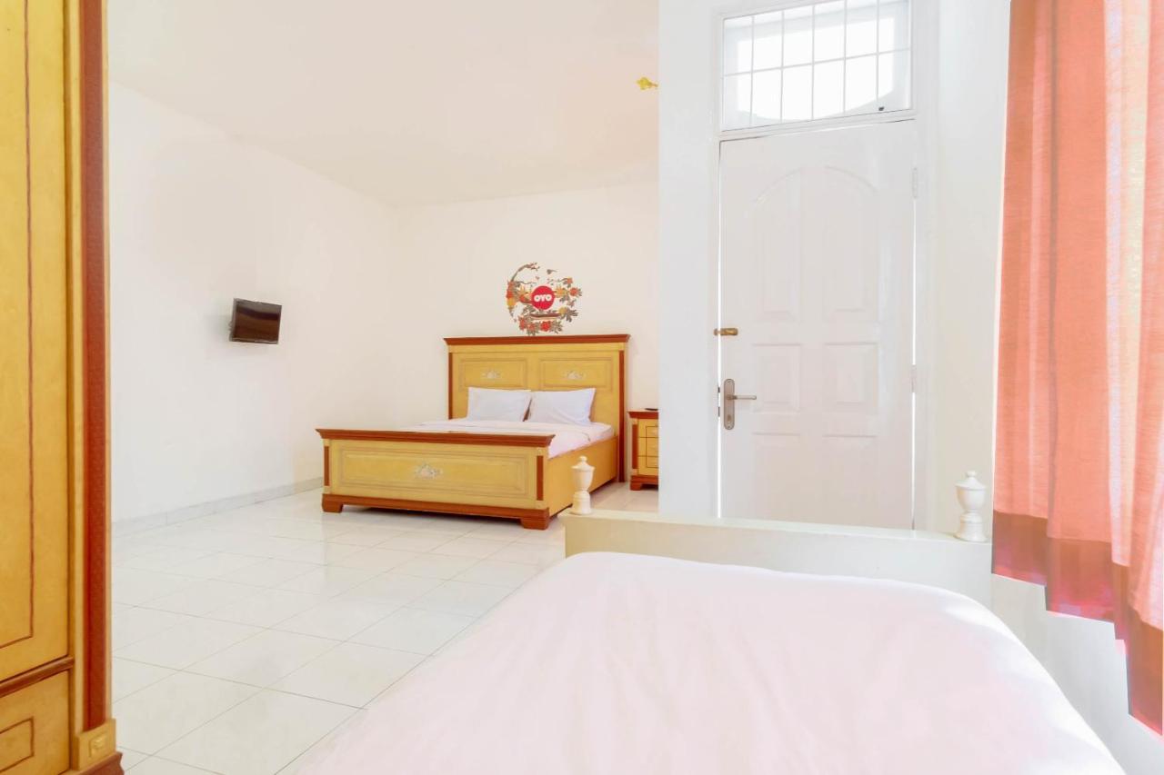 Отель Oyo Living 2843 Raz House Syariah Медан Экстерьер фото