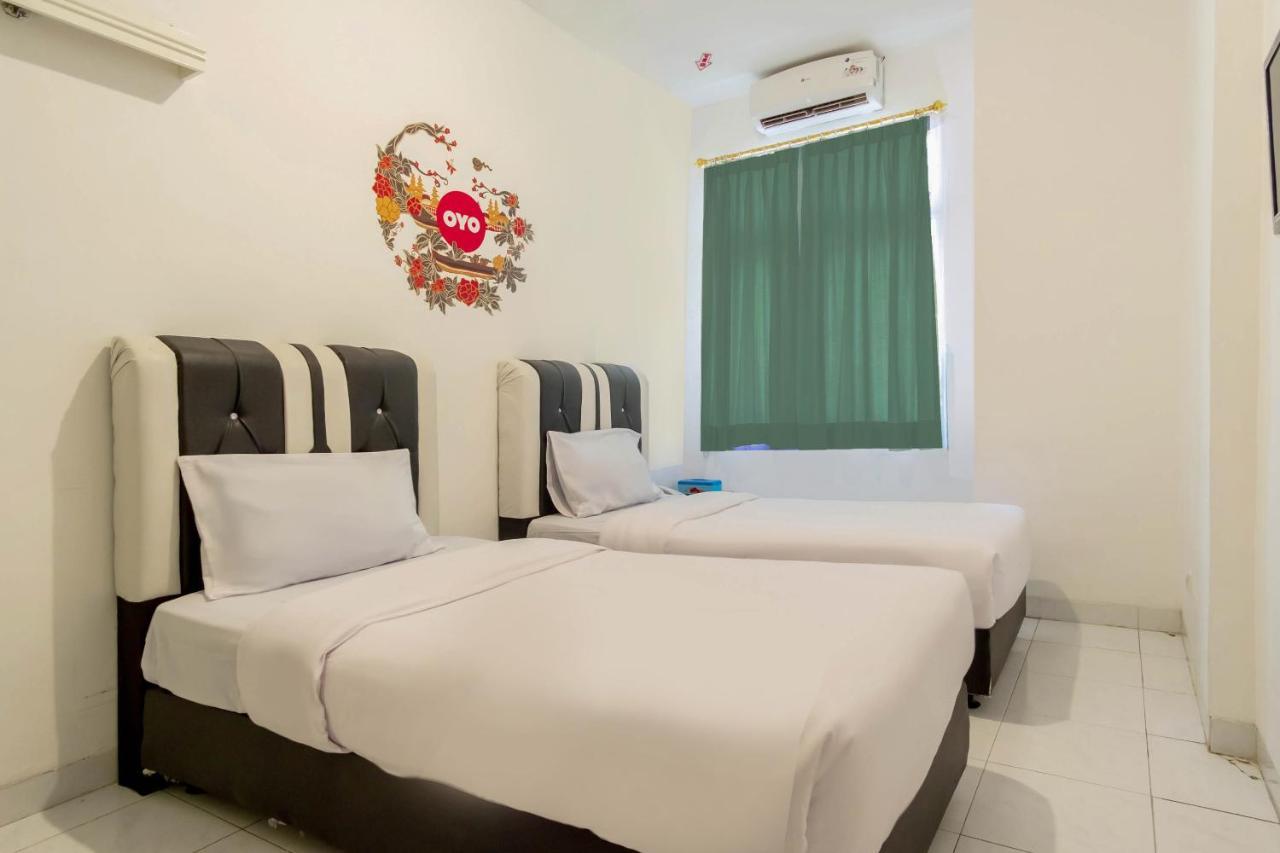 Отель Oyo Living 2843 Raz House Syariah Медан Экстерьер фото
