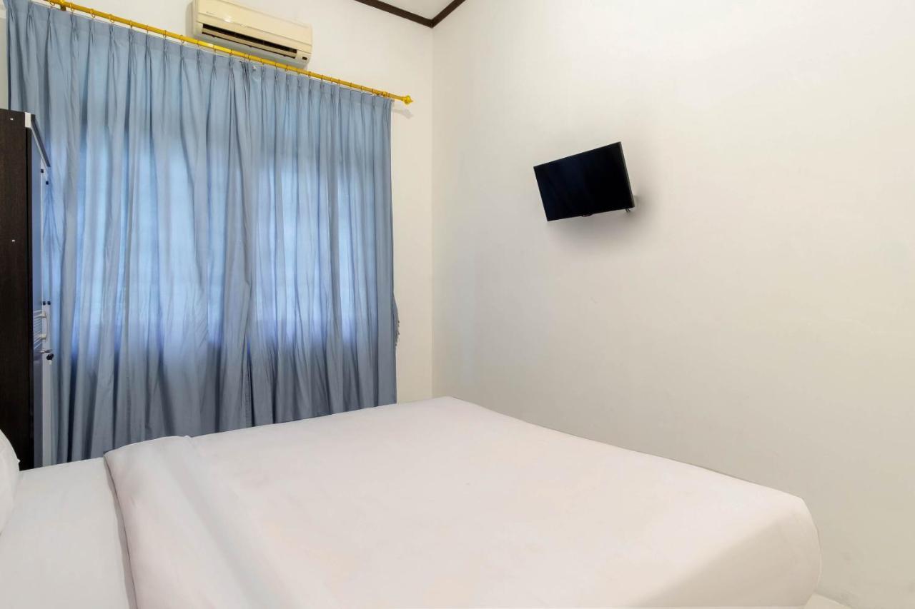Отель Oyo Living 2843 Raz House Syariah Медан Экстерьер фото