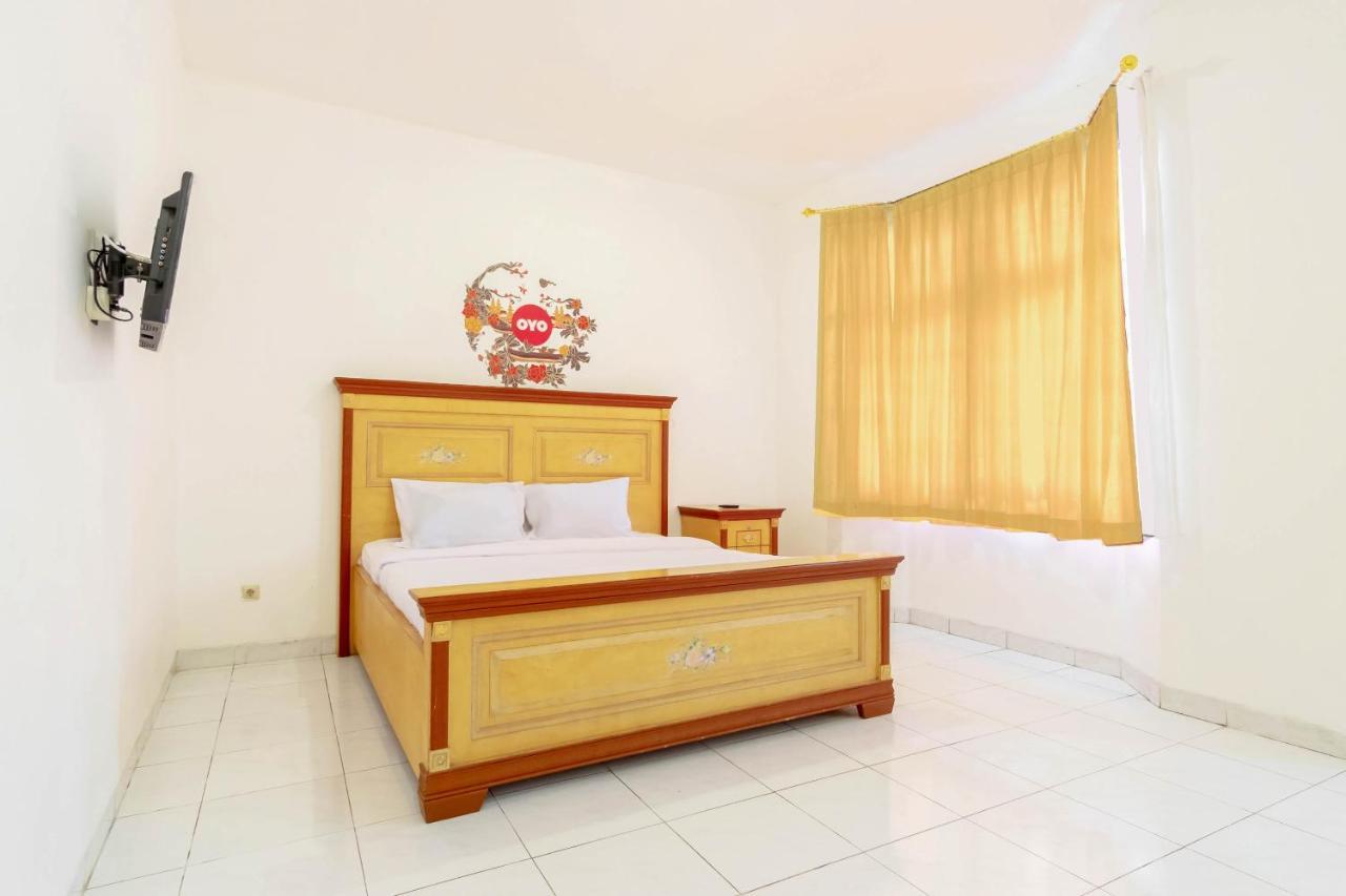 Отель Oyo Living 2843 Raz House Syariah Медан Экстерьер фото