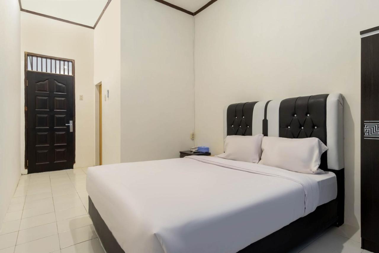 Отель Oyo Living 2843 Raz House Syariah Медан Экстерьер фото