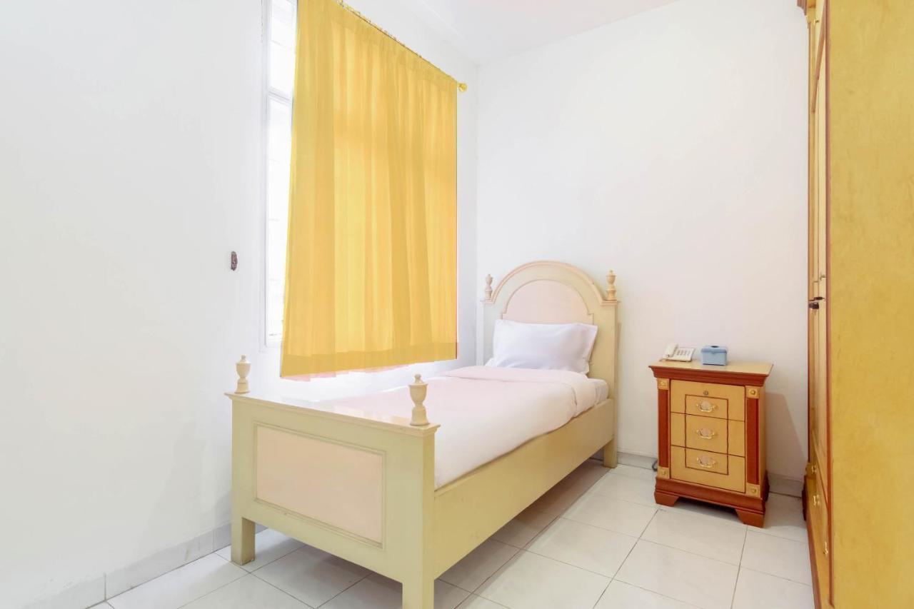 Отель Oyo Living 2843 Raz House Syariah Медан Экстерьер фото