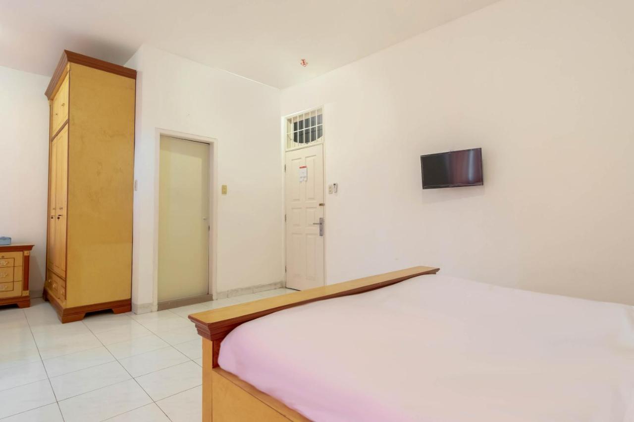 Отель Oyo Living 2843 Raz House Syariah Медан Экстерьер фото