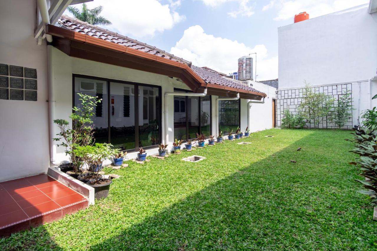 Отель Oyo Living 2843 Raz House Syariah Медан Экстерьер фото