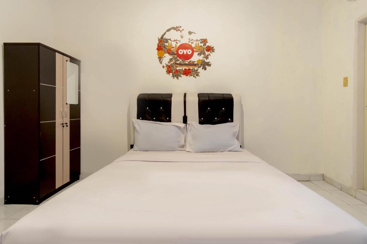 Отель Oyo Living 2843 Raz House Syariah Медан Экстерьер фото
