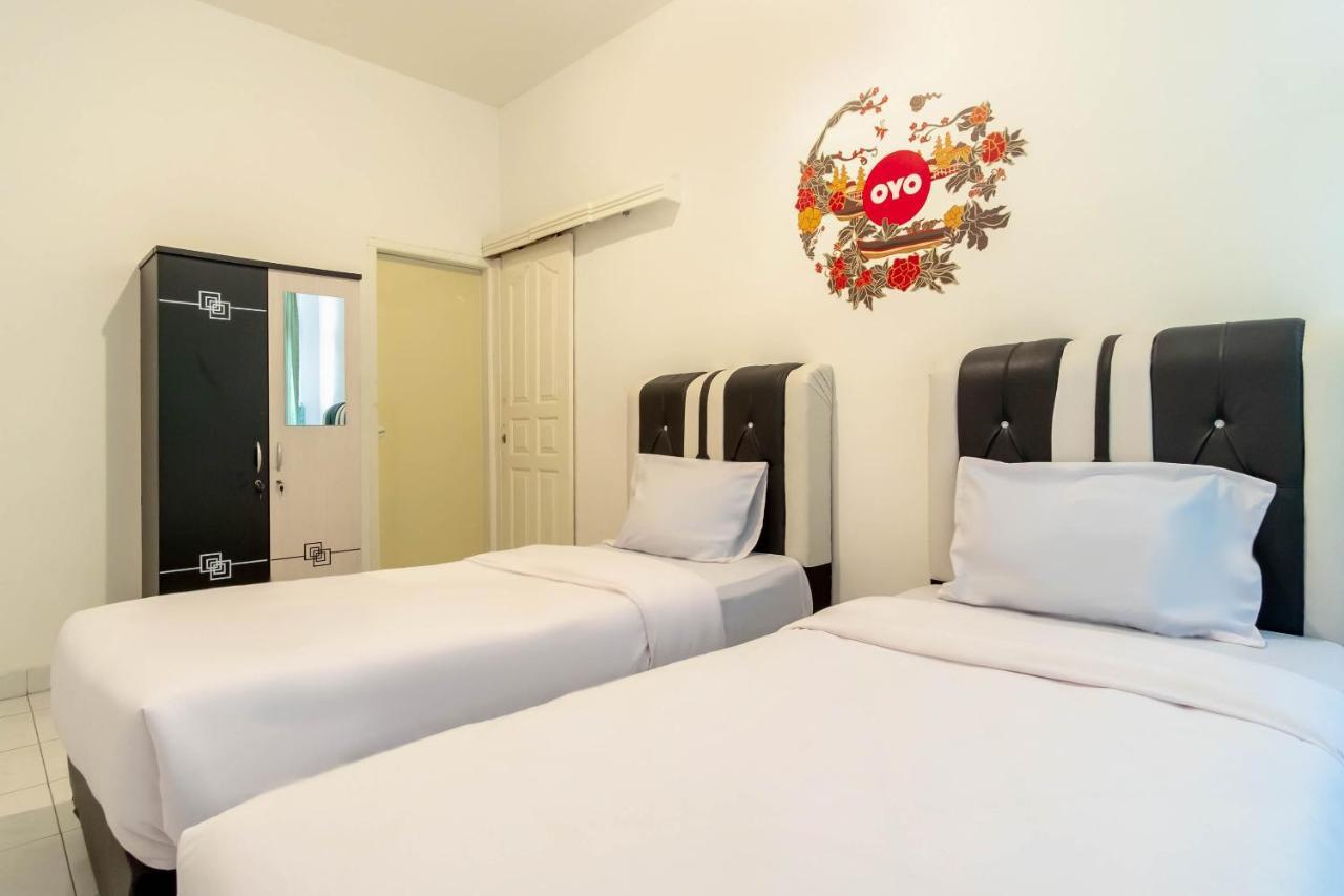 Отель Oyo Living 2843 Raz House Syariah Медан Экстерьер фото