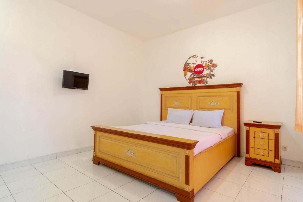 Отель Oyo Living 2843 Raz House Syariah Медан Экстерьер фото