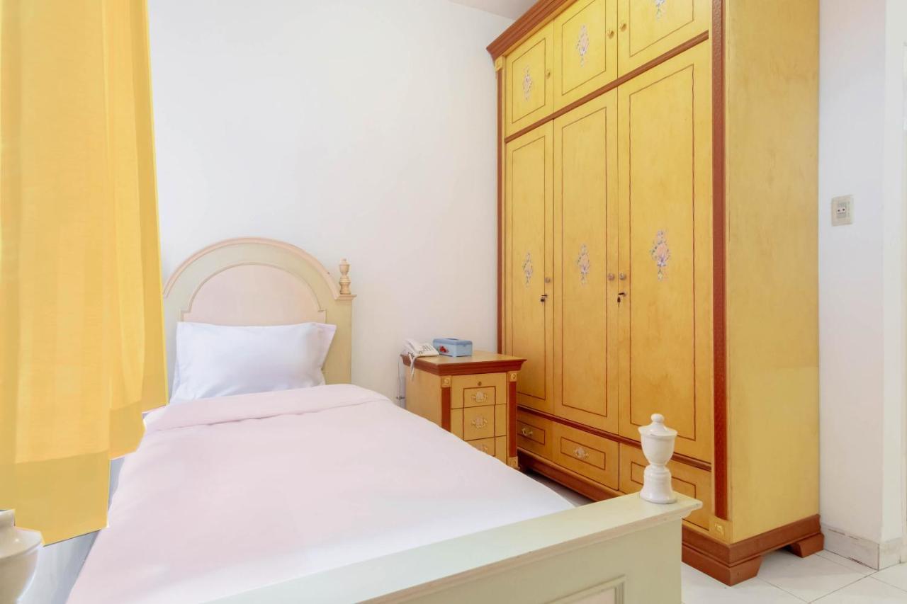 Отель Oyo Living 2843 Raz House Syariah Медан Экстерьер фото
