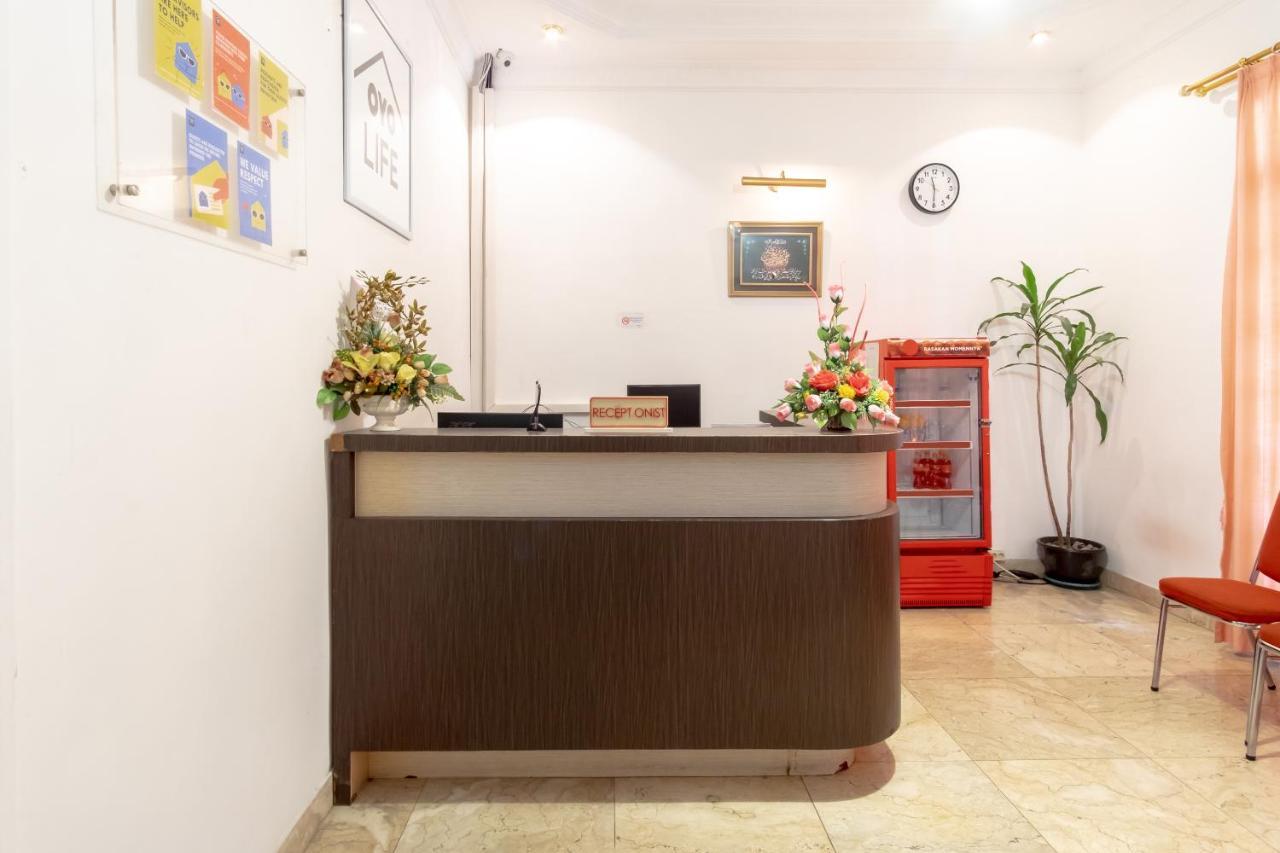 Отель Oyo Living 2843 Raz House Syariah Медан Экстерьер фото