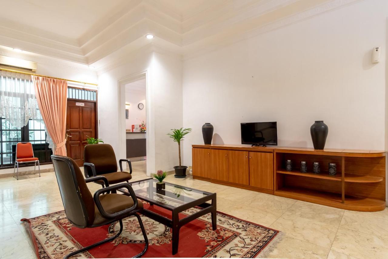 Отель Oyo Living 2843 Raz House Syariah Медан Экстерьер фото